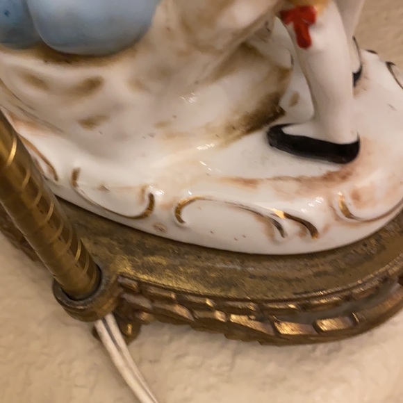 Vintage Boudoir matched pair of lamps without shades - Picture 10 of 14